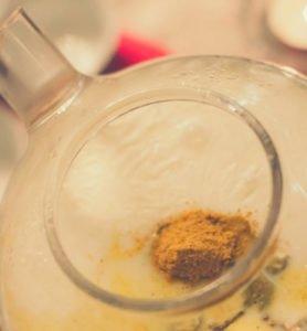 Масала-чай зі спеціями на молоці за індійським рецептом