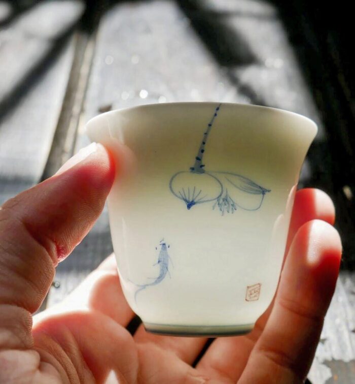 Чашка цзиньдэчженьский фарфор «Лотос и рыбка»  - фото 2