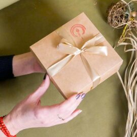 Крафтова картонна подарункова коробочка  - фото