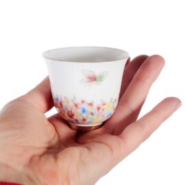 Чашка фарфоровая «Бабочка в цветах»  - фото 4