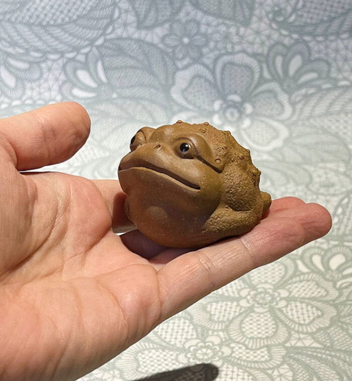Three-legged toad made of Huang Ni clay  - фото 7