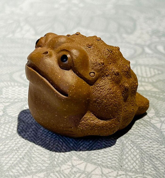 Three-legged toad made of Huang Ni clay  - фото 8