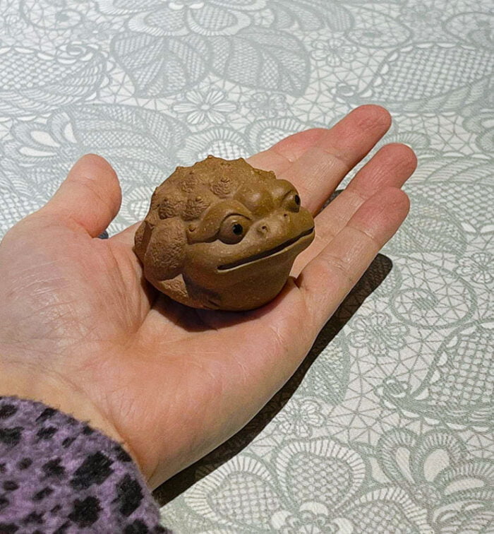 Three-legged toad made of Huang Ni clay  - фото 6