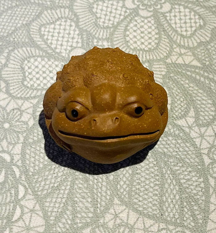 Three-legged toad made of Huang Ni clay  - фото 5