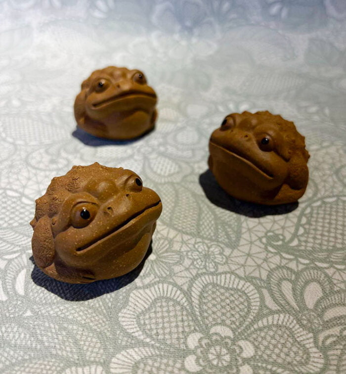 Three-legged toad made of Huang Ni clay  - фото 4